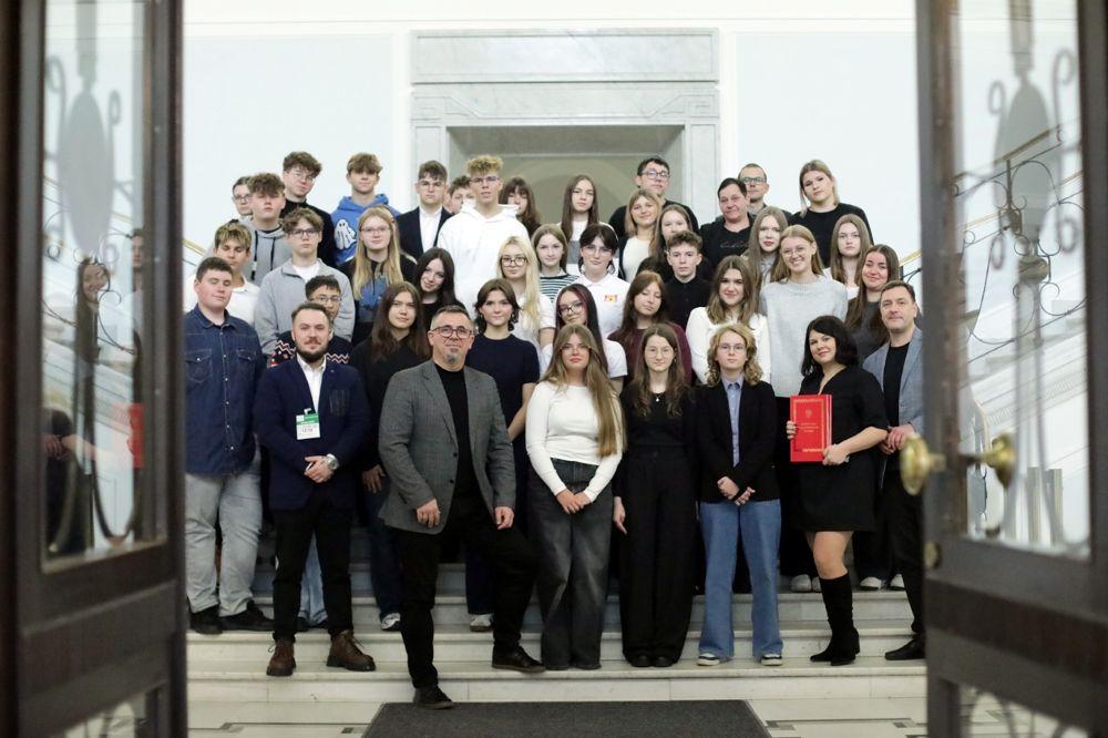  Młodzież odwiedziła Sejm na zaproszenie posła Łukasza Horbatowskiego