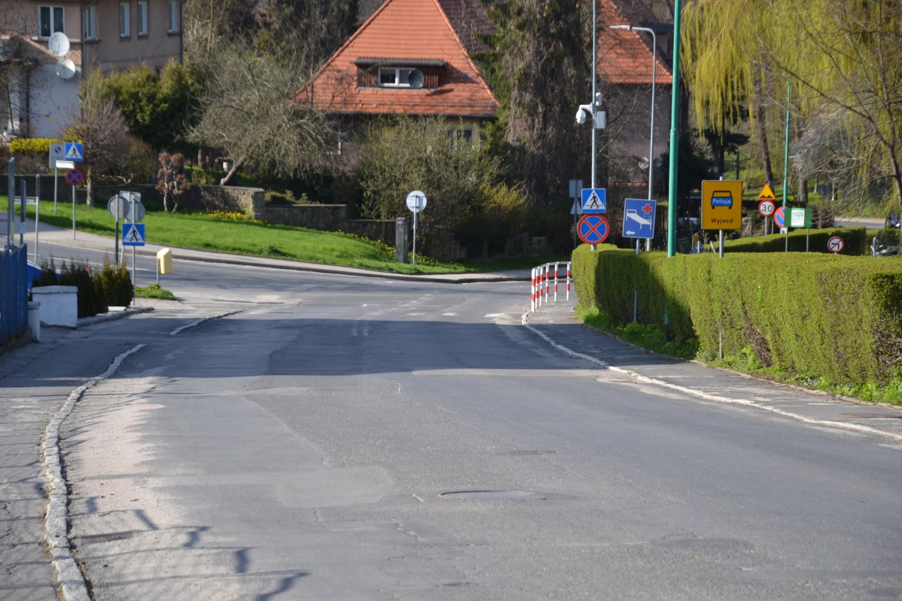 Figa z makiem zamiast rządowego wsparcia na gminne drogi