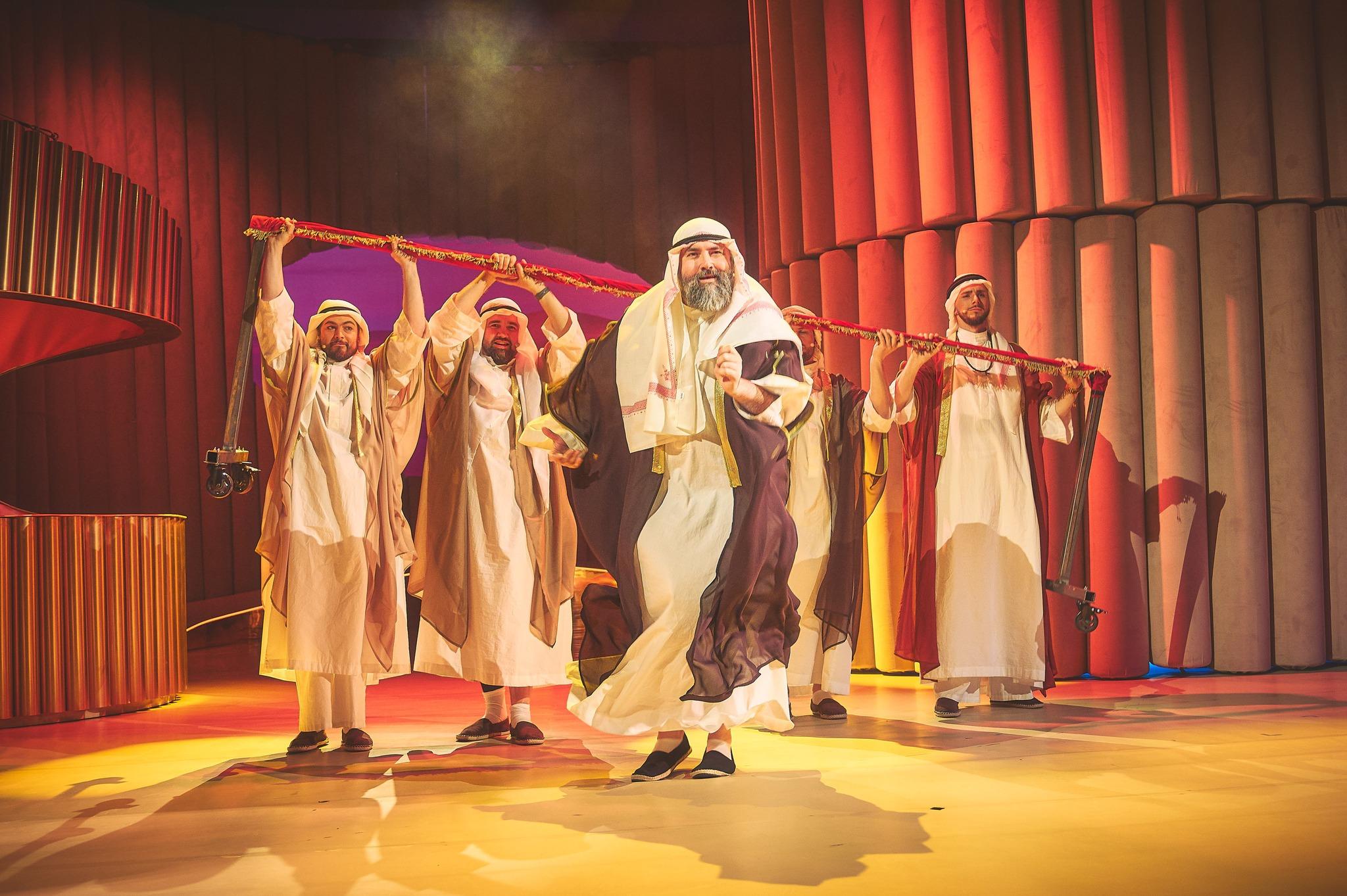 Dziewczyny z Abu-Dhabi albo żenada w dwóch aktach