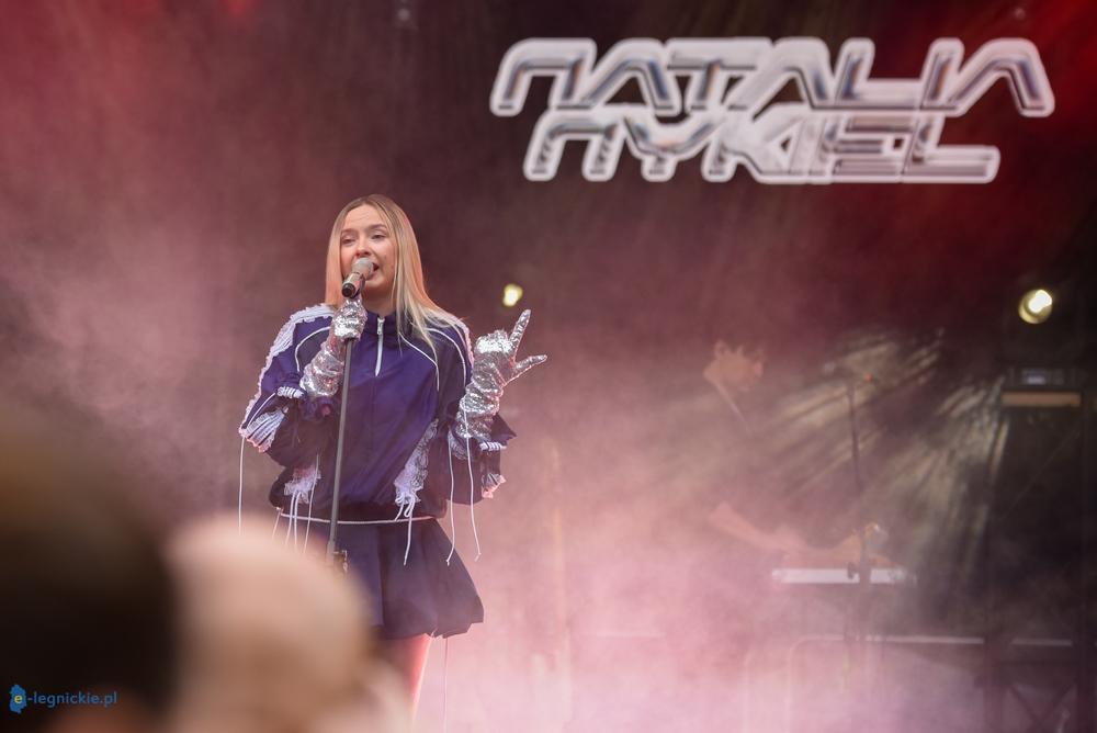 Natalia Nykiel zachwyciła jagodowy Chocianów. Energetyczny koncert porwał publiczność (FOTO)