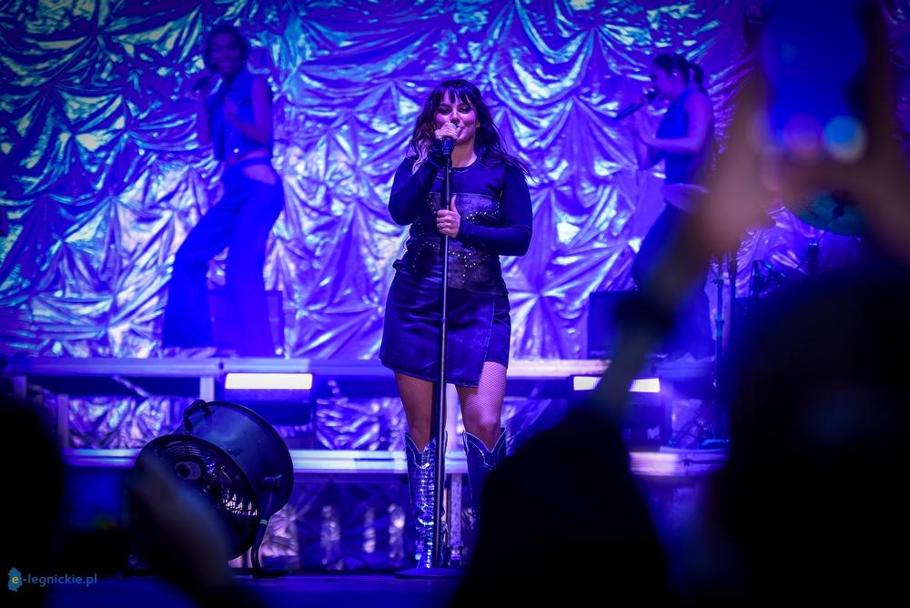 Rockowy wieczór pełen emocji – Ewa Farna na scenie w Chojnowie (FOTO)