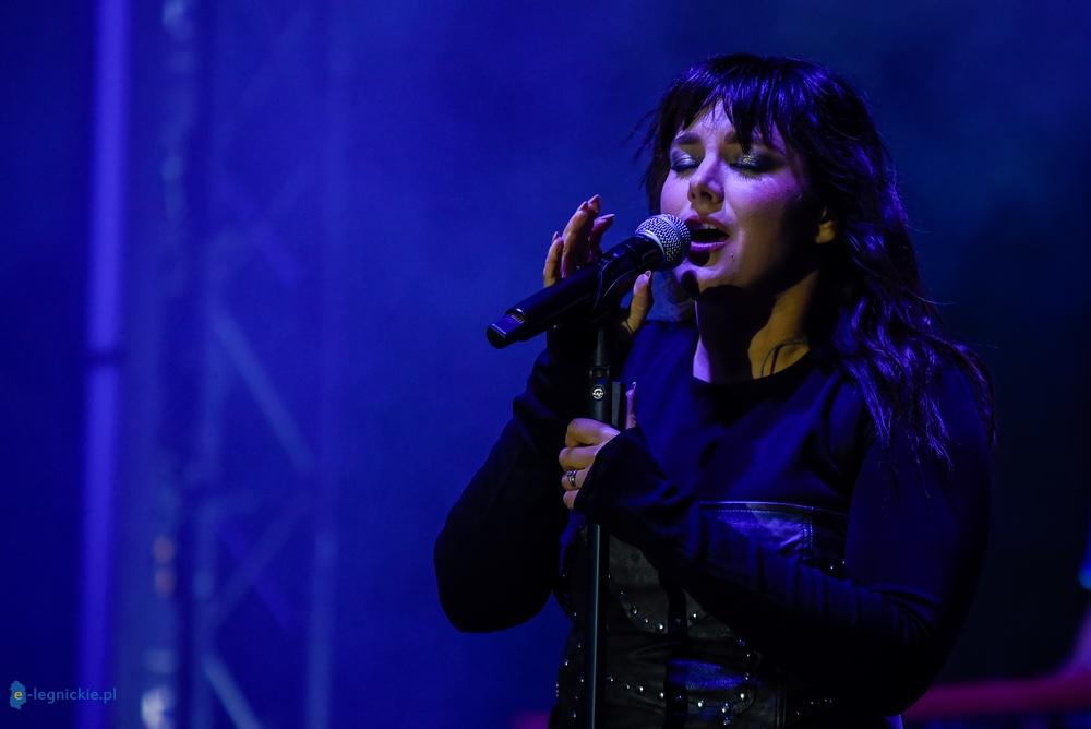 Rockowy wieczór pełen emocji – Ewa Farna na scenie w Chojnowie (FOTO)