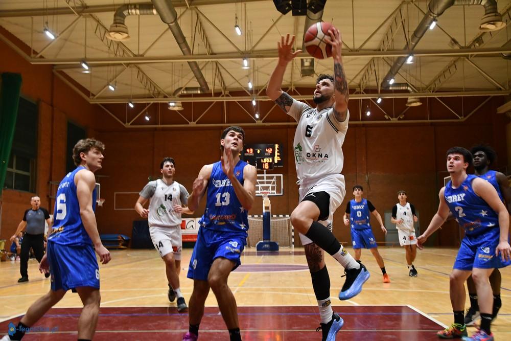 Basket po wyrównanym meczu ograł lidera (FOTO)