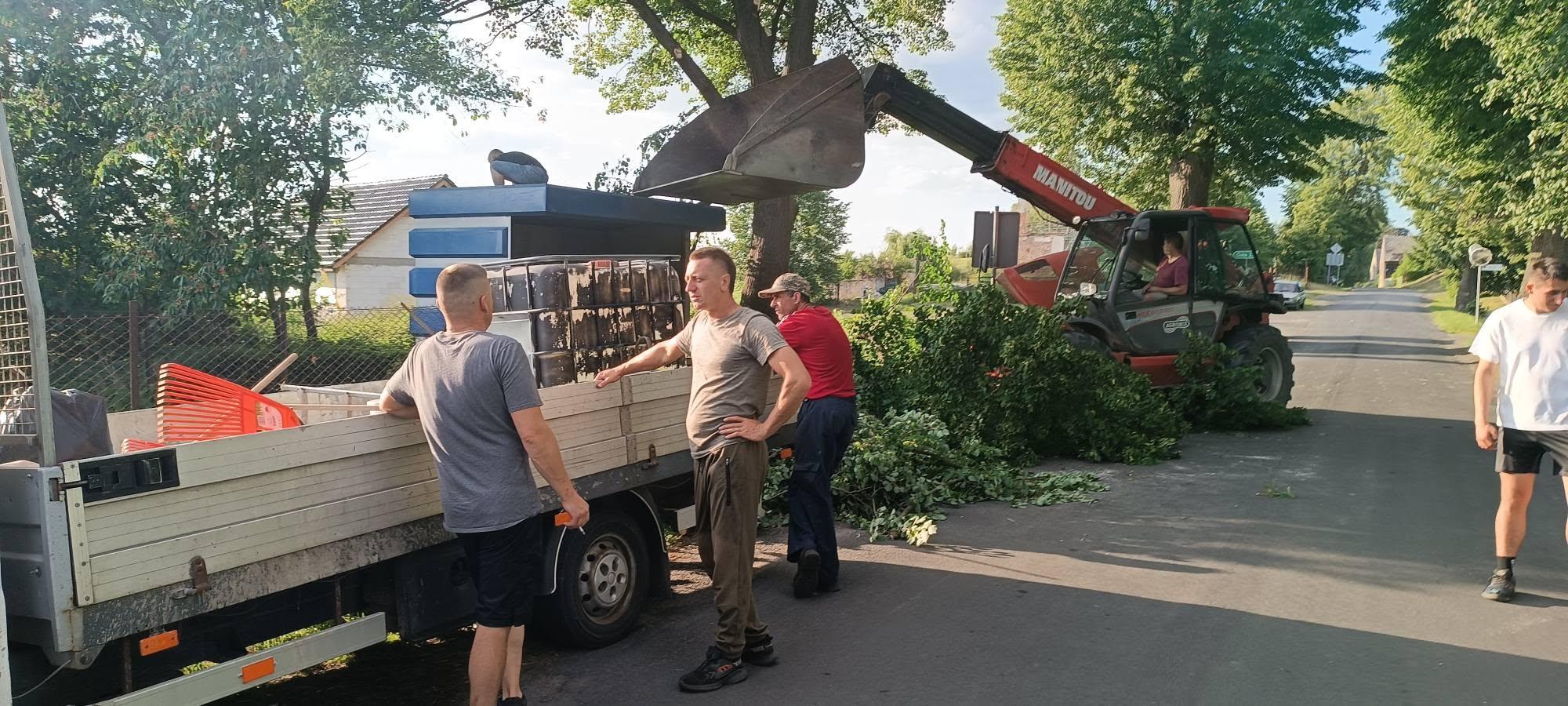 Stary Łom: czekając na Cleo wysprzątali całą wieś