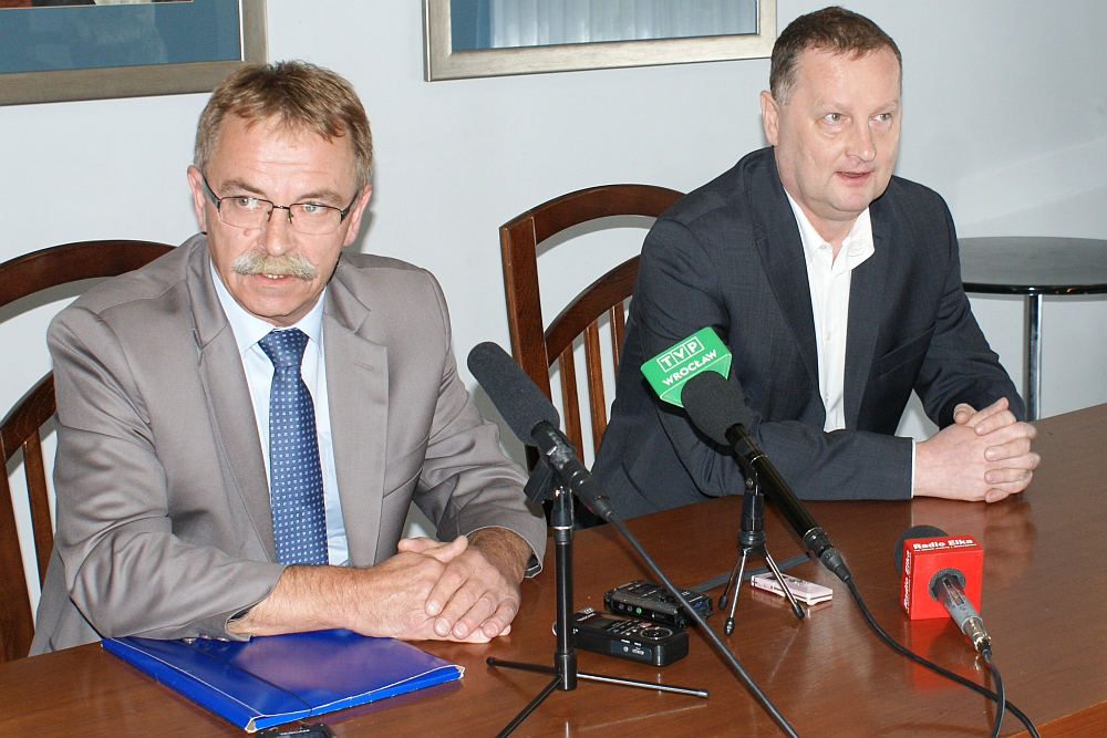 Samorządowcy chwycili za topory. W tle śmieci