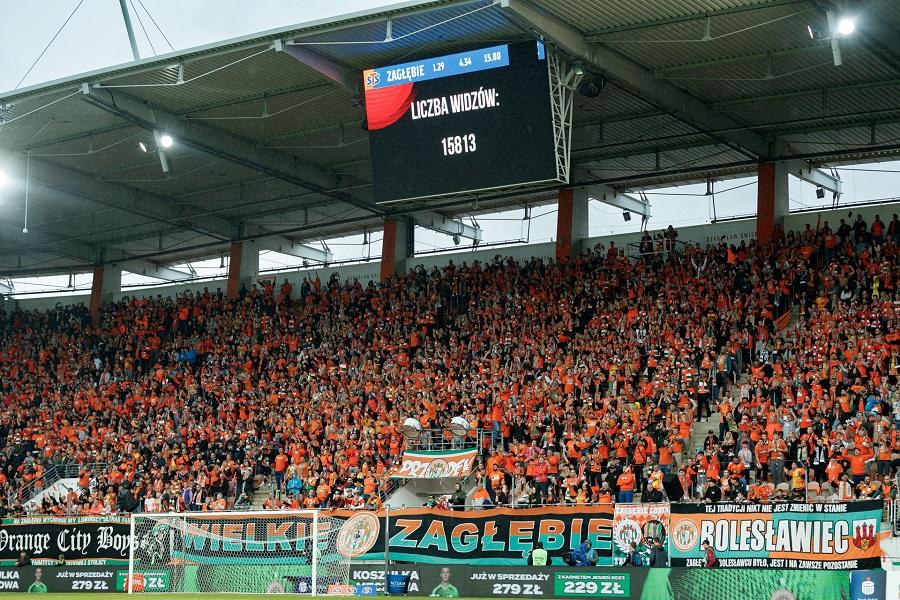 Tak się walczy o rekord frekwencji na stadionie...