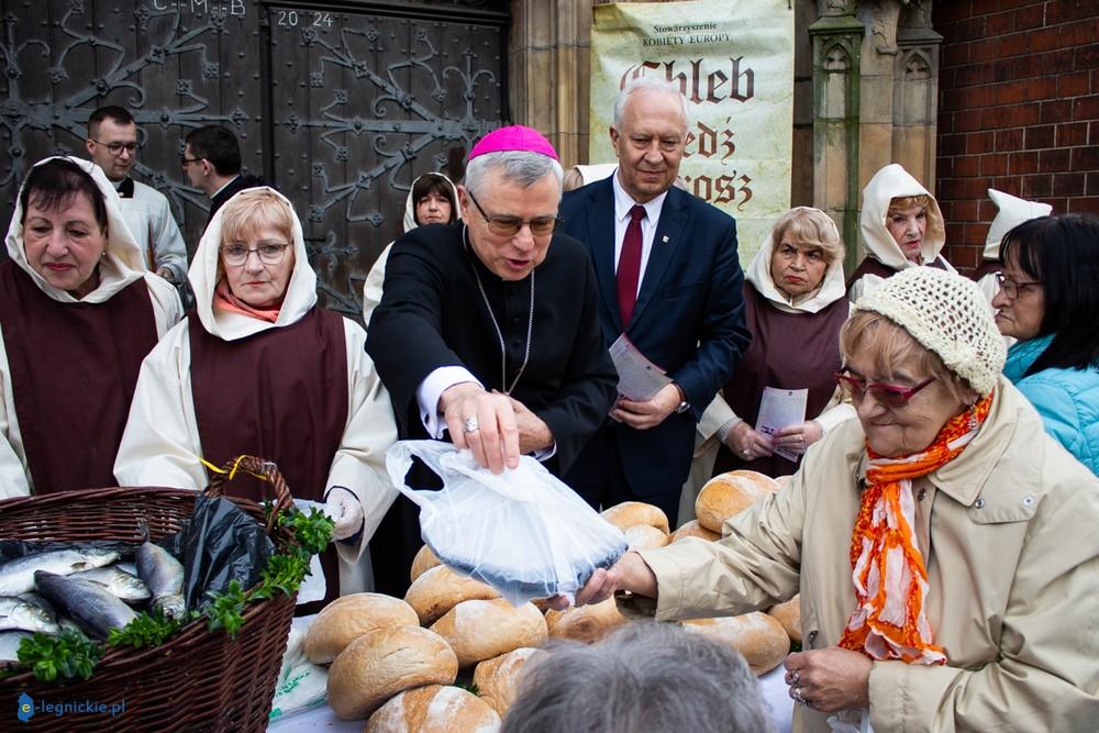 Jałmużniczy chleb, śledź i grosz (FOTO)