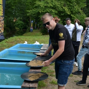 mistrzostwa-w-plukaniu-zlota-w-rzece-fot-zj042