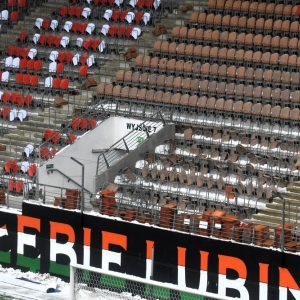 nowe-krzeselka-stadion-fot-zjak02.jpg