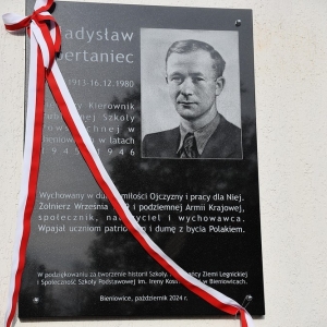 tablica-bieniowice-fot-zjak003.JPG