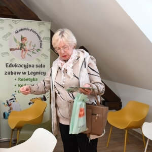 kobieta-w-centrum-fot-ewajak130.JPG