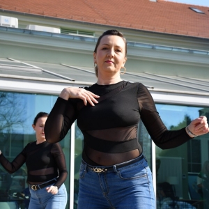 kobieta-w-centrum-fot-ewajak182.JPG