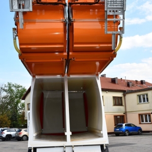 nowa-smieciarka-fot-zjak44.JPG